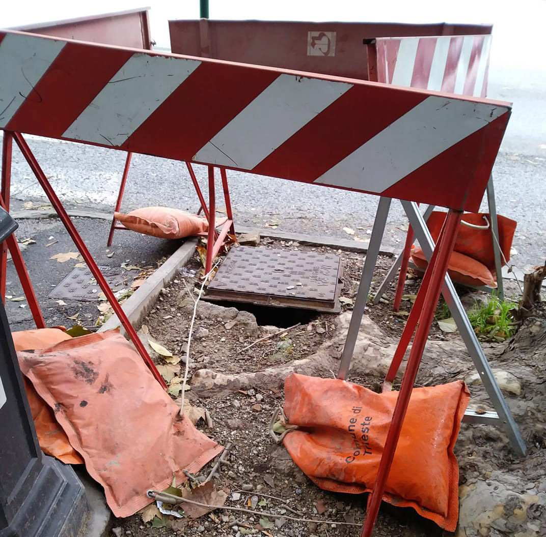 Via Carducci: tombino in sicurezza