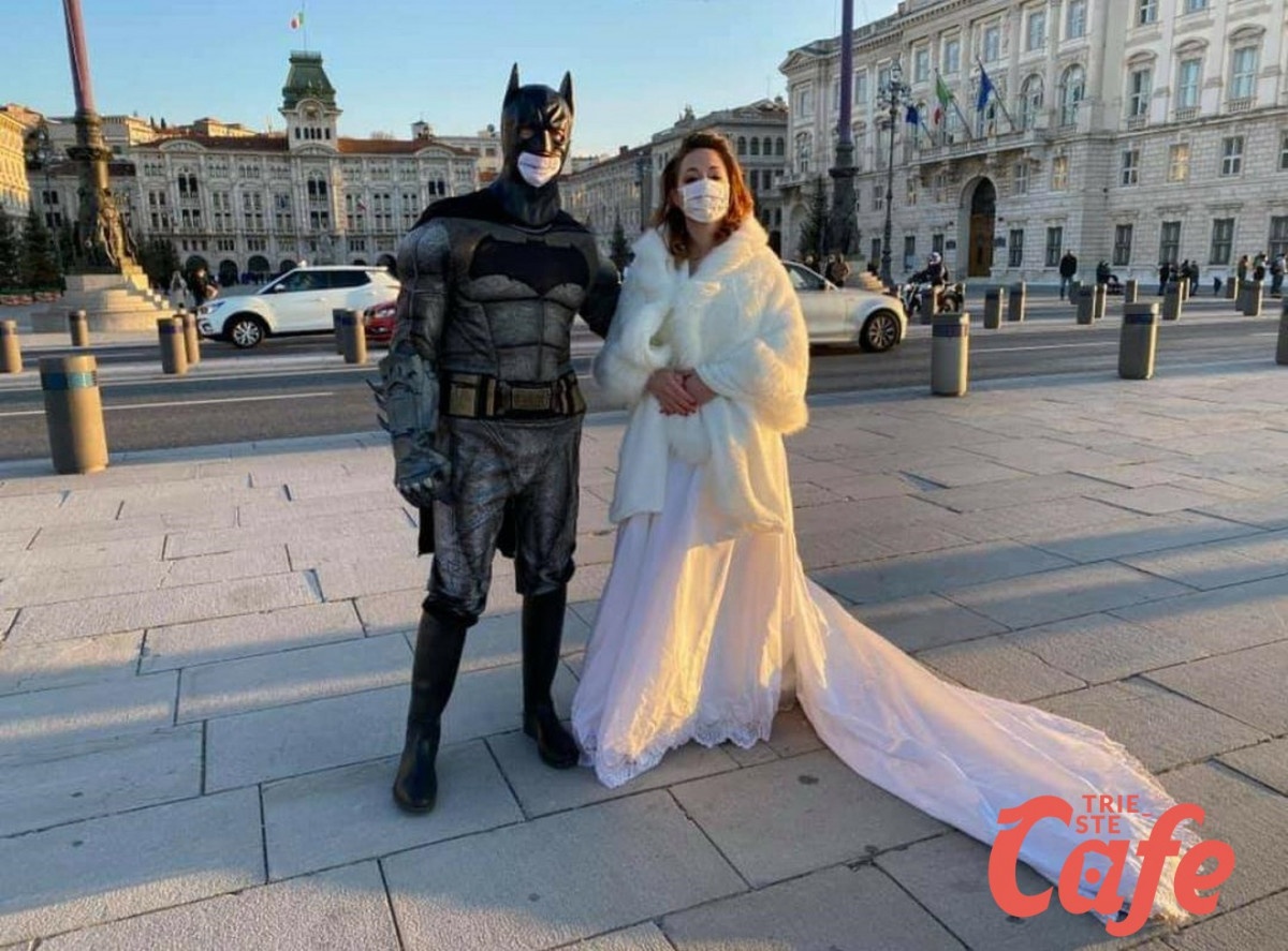 Piazza Unità, Batman “si sposa” per sostenere attività triestine del wedding